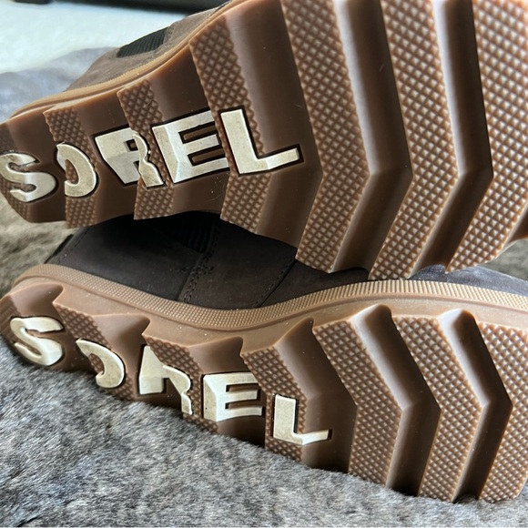 Sorel wedged boots size 7. Never worn. - Picture 5 of 8